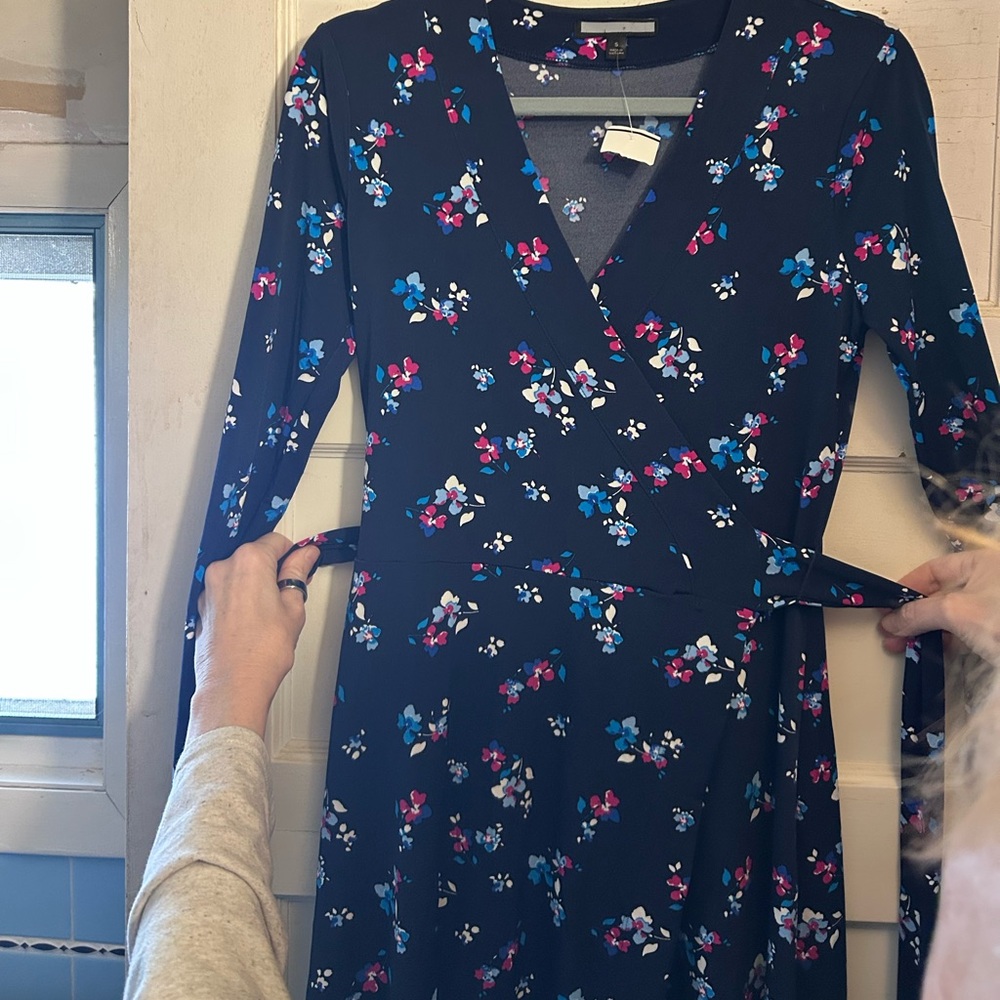 NWT VERSATILE Floral Wrap Dress w/V Neck and a Comfortable Knit Fit - Picture 7 of 12
